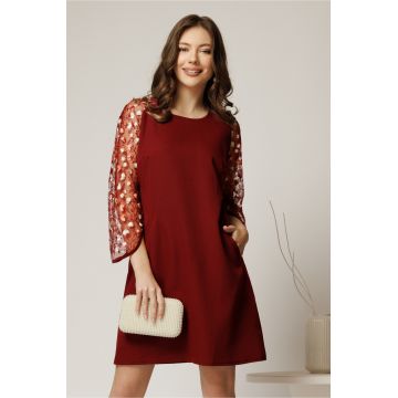 Rochie Andrea scurta bordo din stofa cu croi cambrat si maneci din dantela