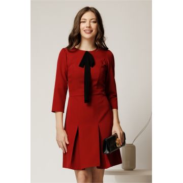 Rochie burgundy scurta din stofa cu esarfa neagra la decolteu