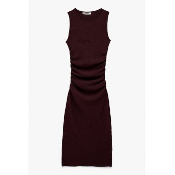 Rochie cambrata cu aspect texturat