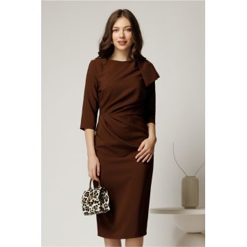 Rochie eleganta din stofa maro cu funda maxi pe umar si fronseu in talie Rochie eleganta din stofa maro cu funda maxi pe umar si fronseu in talie