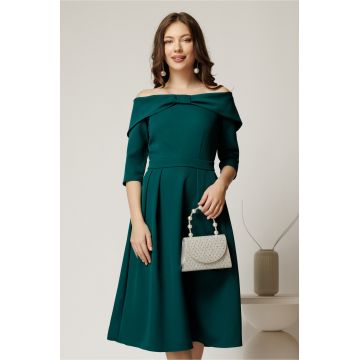 Rochie Irene midi verde in clos cu umerii goi si funda la bust