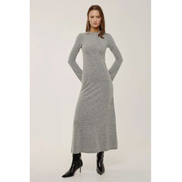 Rochie lunga la baza gatului cu maneci lungi Rochie lunga la baza gatului cu maneci lungi