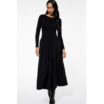 Rochie maxi evazata cu decolteu barcuta