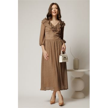 Rochie midi din voal bej cu buline si volanase la decolteu