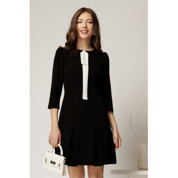 Rochie neagra scurta din stofa cu esarfa alba la decolteu