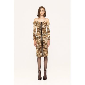 Rochie cambrata cu animal print si decolteu pe umeri
