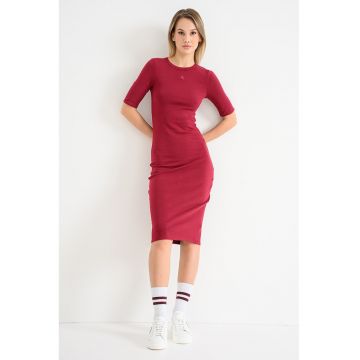 Rochie cu croiala bodycon si decolteu la baza gatului