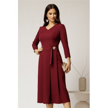 Rochie eleganta din stofa fina bordo cu decolteu in V si talie accentuata cu accesoriu Rochie eleganta din stofa fina bordo cu decolteu in V si talie accentuata cu accesoriu