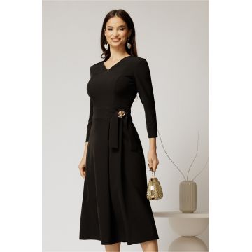 Rochie eleganta din stofa fina neagra cu decolteu în V si talie accentuata cu accesoriu Rochie eleganta din stofa fina neagra cu decolteu în V si talie accentuata cu accesoriu