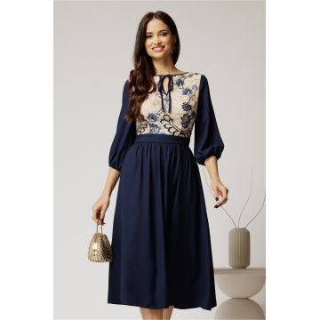 Rochie midi bleumarin din triplu voal in clos cu bust bej din dantela