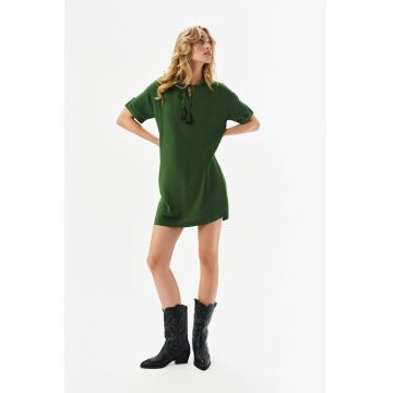 Rochie midi dreapta cu decupaj in V Rochie midi dreapta cu decupaj in V