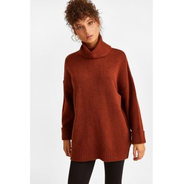 Rochie-pulover tricotata cu guler inalt