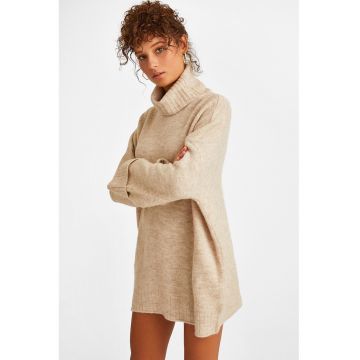 Rochie-pulover tricotata cu guler inalt