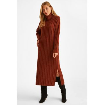 Rochie tricotata cu guler inalt si maneci cazute Rochie tricotata cu guler inalt si maneci cazute