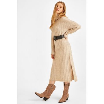 Rochie tricotata cu guler inalt si maneci cazute Rochie tricotata cu guler inalt si maneci cazute