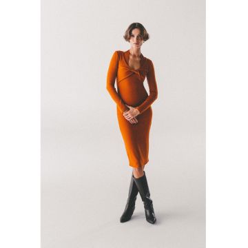 Rochie tricotata fin cu nod pe decolteu