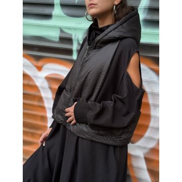 Set rochie neagra oversize cu umeri goi si vesta matlasata