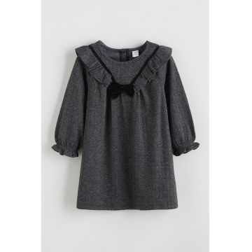 Rochie cu croiala dreapta si aplicatie cu funda