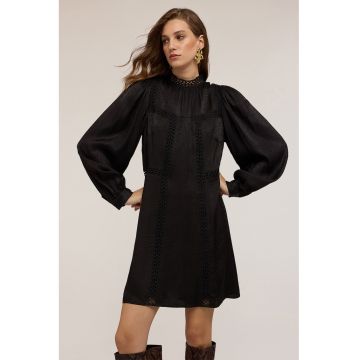 Rochie lejera cu guler scurt