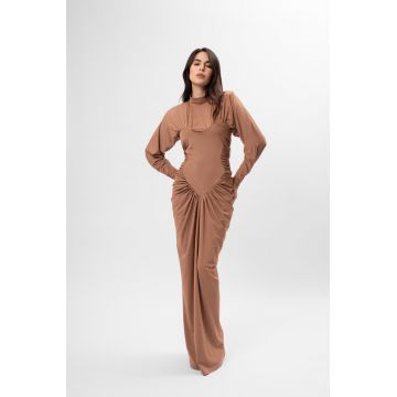 Rochie lunga cappuccino cu detaliu în formă de inimă