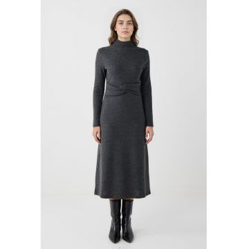 Rochie midi din tricot si croiala evazata