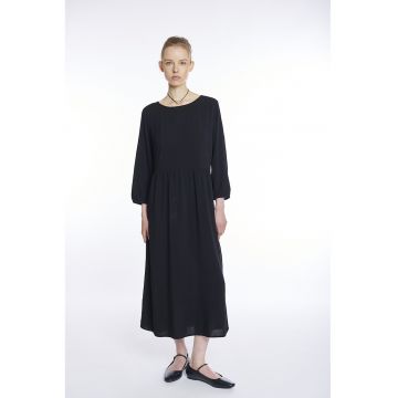 Rochie midi lejera cu maneci trei sferturi