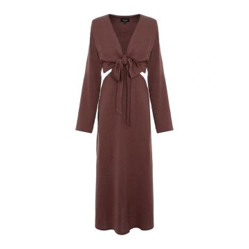 Rochie midi maro ciocolatiu cu noduri în față și decupaj