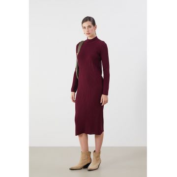 Rochie midi tricotata cu guler inalt