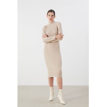 Rochie midi tricotata cu guler inalt