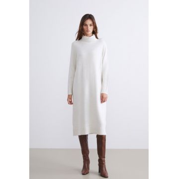 Rochie-pulover tricotata cu guler inalt