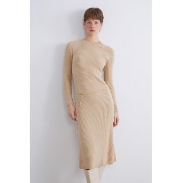 Rochie tricotata cu decolteu la baza gatului