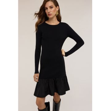 Rochie tricotata fin cu terminatie cu volane