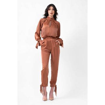 Set camel cu bluza si pantaloni cu funde