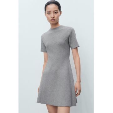 Rochie cu croiala in A si decolteu la baza gatului