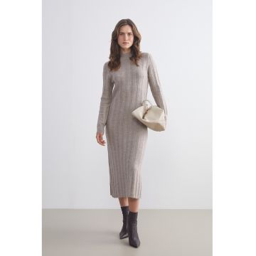 Rochie din tricot cu slituri laterale