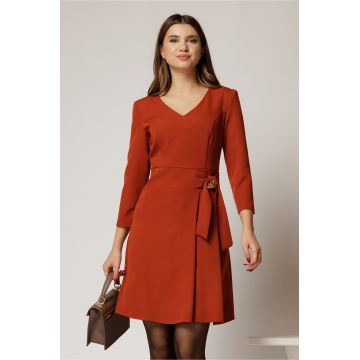 Rochie eleganta din stofa fina caramizie cu decolteu în V si talie accentuata cu accesoriu