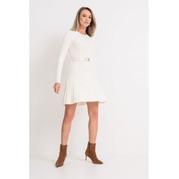 Rochie evazata tricotata cu o curea in talie