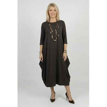 Rochie lunga maro cu colturi laterale, croiala lejera si design minimalist din tricot de vascoza