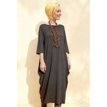 Rochie lunga maro cu colturi laterale, croiala lejera si design minimalist din tricot de vascoza