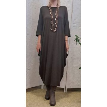 Rochie lunga maro cu colturi laterale, croiala lejera si design minimalist din tricot de vascoza