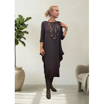 Rochie lunga maro cu colturi laterale, croiala lejera si design minimalist din tricot de vascoza