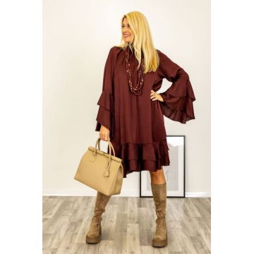 Rochie midi cu guler inalt si funda la spate, cu volane si maneci clopot, satinata, cu matase, bordo