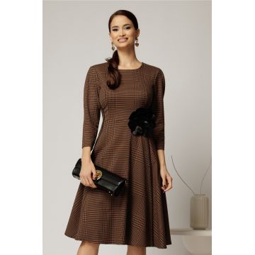 Rochie midi din stofa carou maro si finisaje negre