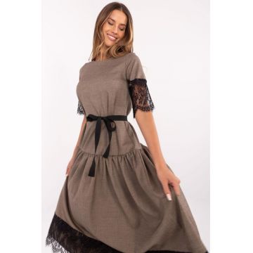 Rochie midi maro cu tiv evazat și inserții din dantelă