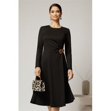 Rochie midi neagra clos cu accesoriu auriu in talie si pliuri