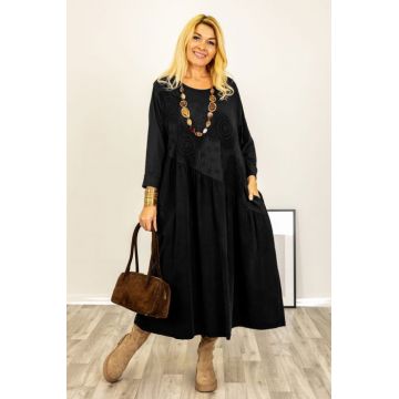 Rochie neagra cu taietura oblica si broderie, din catifea reiata si jerseu, oversize