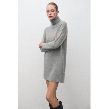 Rochie tricotata cu guler inalt
