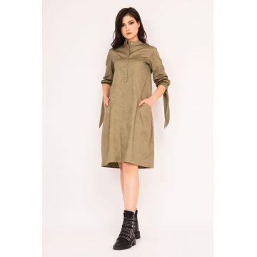 Rochie cu croi lejer si dreapta cu funde la nivelul mansetelor