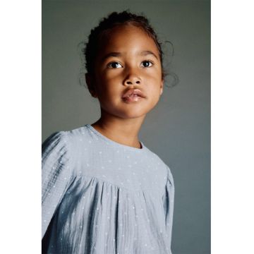 Rochie cu maneci lungi si model