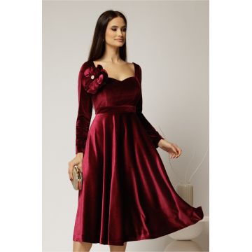 Rochie DY Fashion din catifea bordo cu decolteu inima si accesoriu la bust
